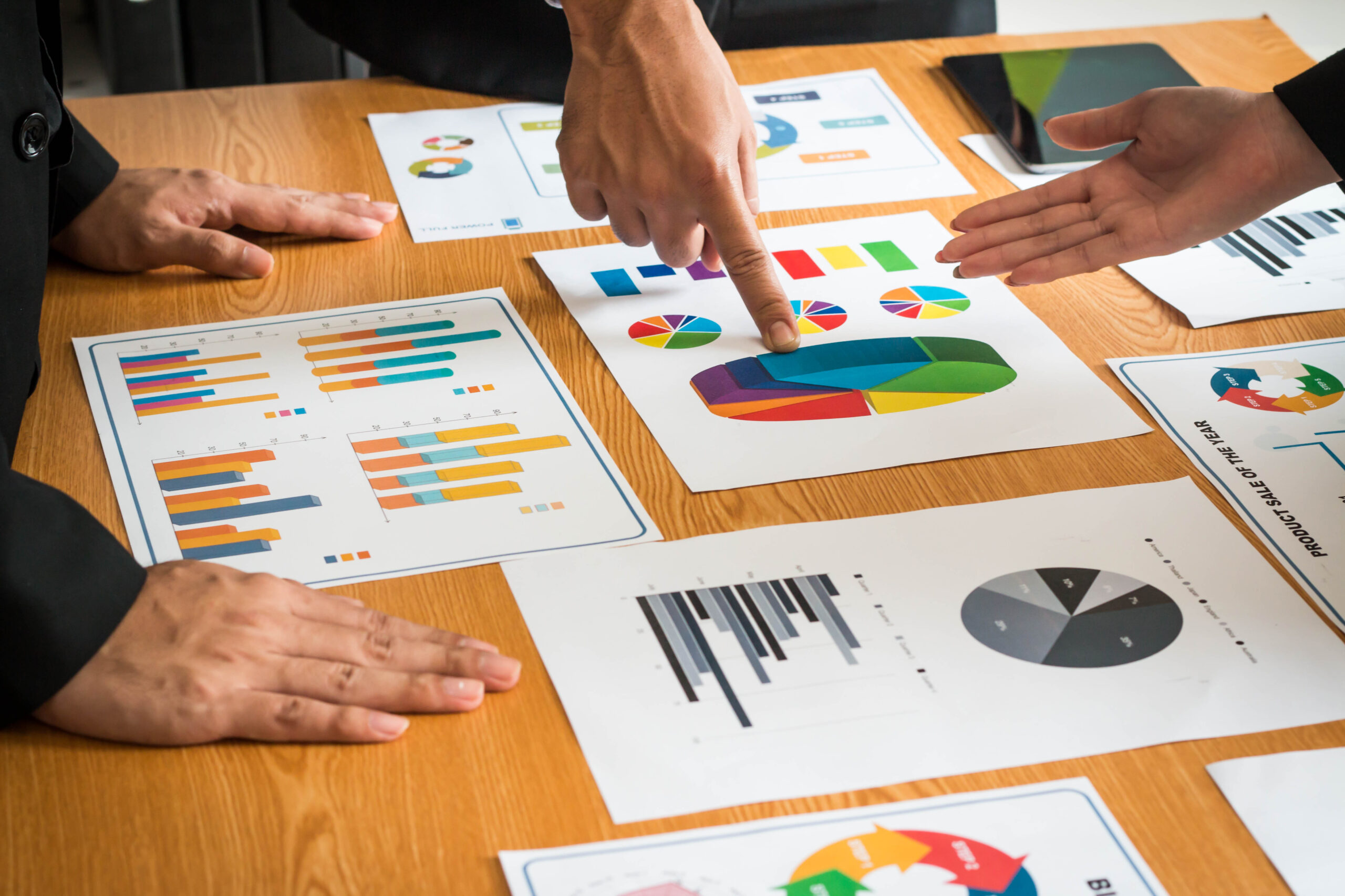 shutterstock_1021768624 (kartki na stole)